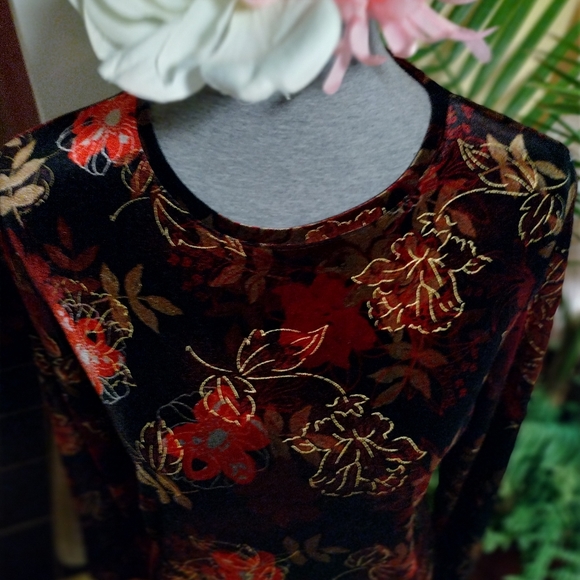 Elegant Velvet Floral Top - Picture 5 of 10